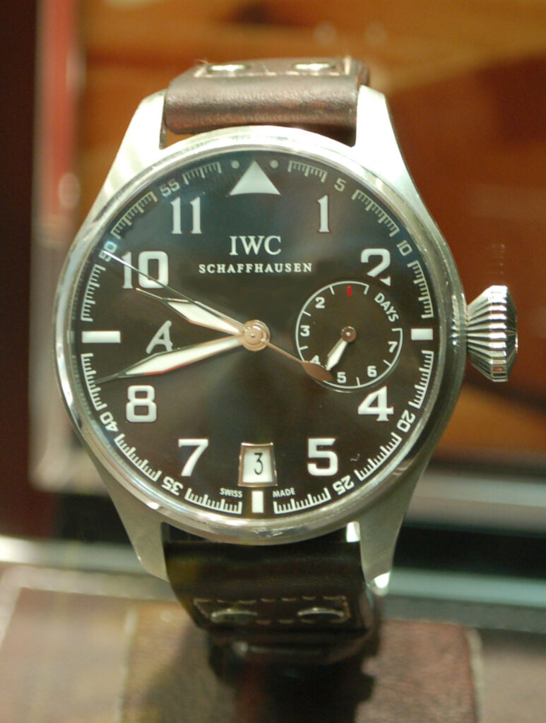 갈색 가죽 스트랩과 대형 크라운, 7일 파워리저브 표시가 있는 IWC 빅 파일럿 생텍쥐페리 에디션