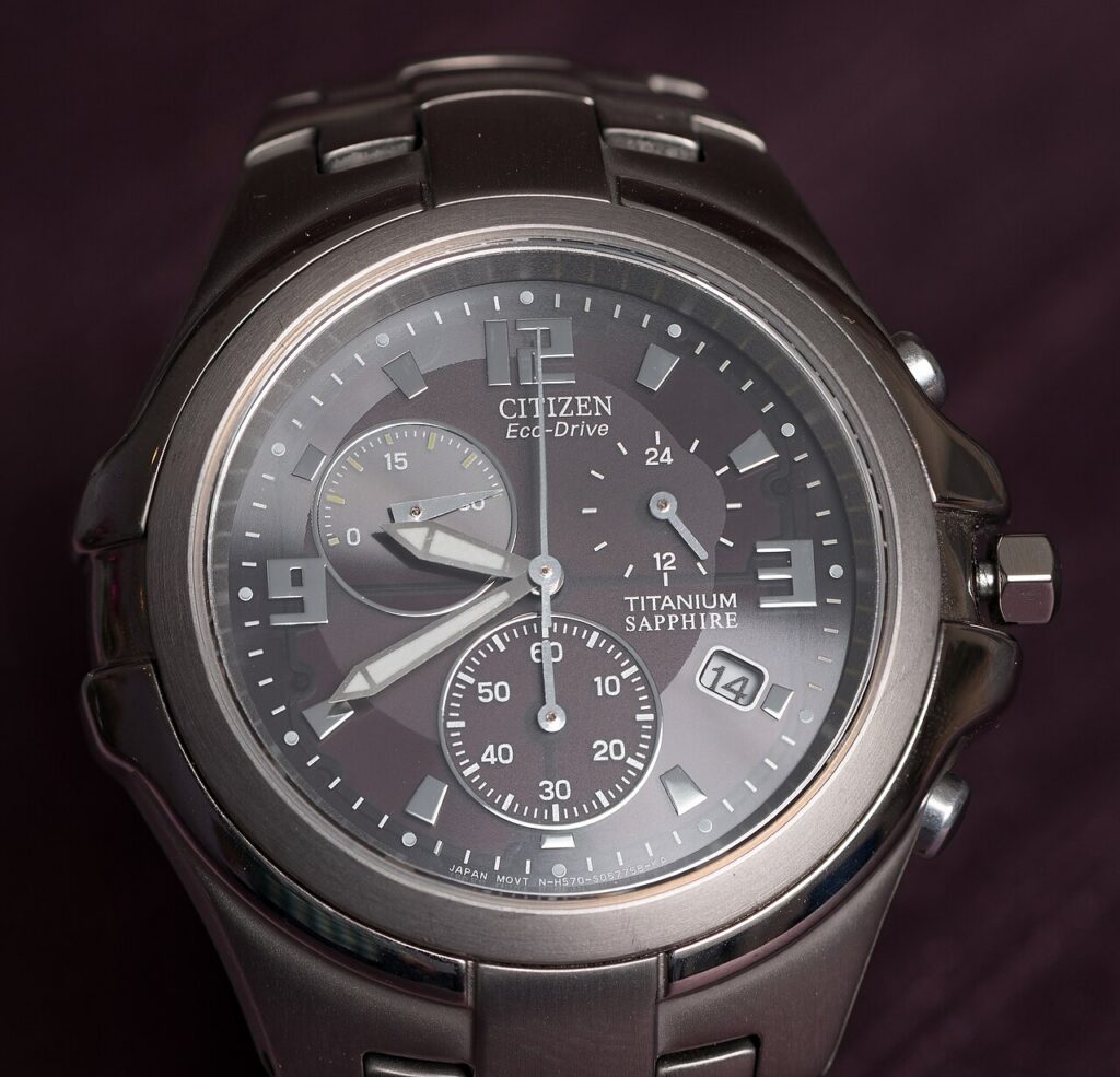 Eco-Drive 표기와 시침·분침, 세 개의 보조 다이얼이 보이는 시티즌 손목시계 확대 사진